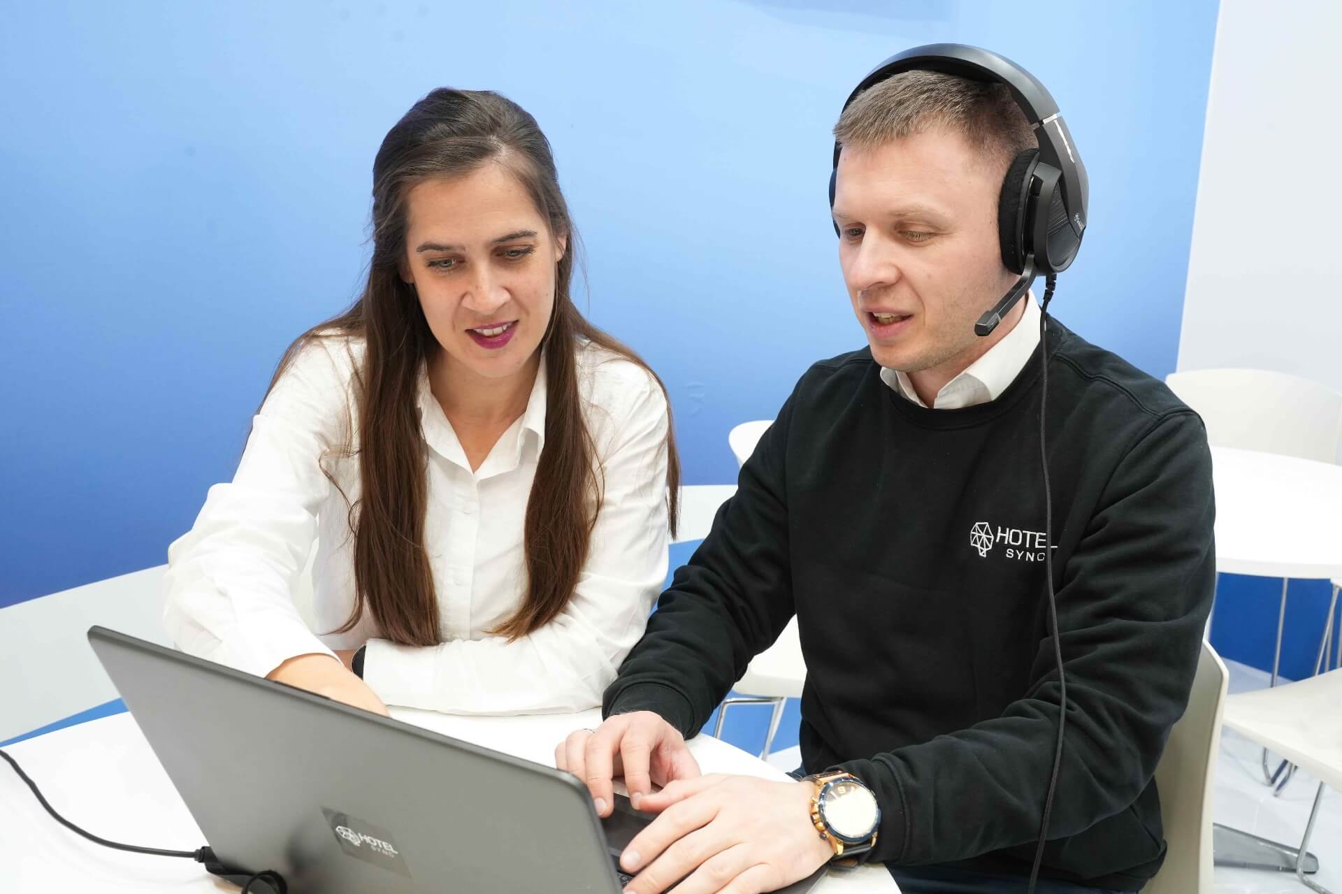 HotelSync-supportteam helpt een klant