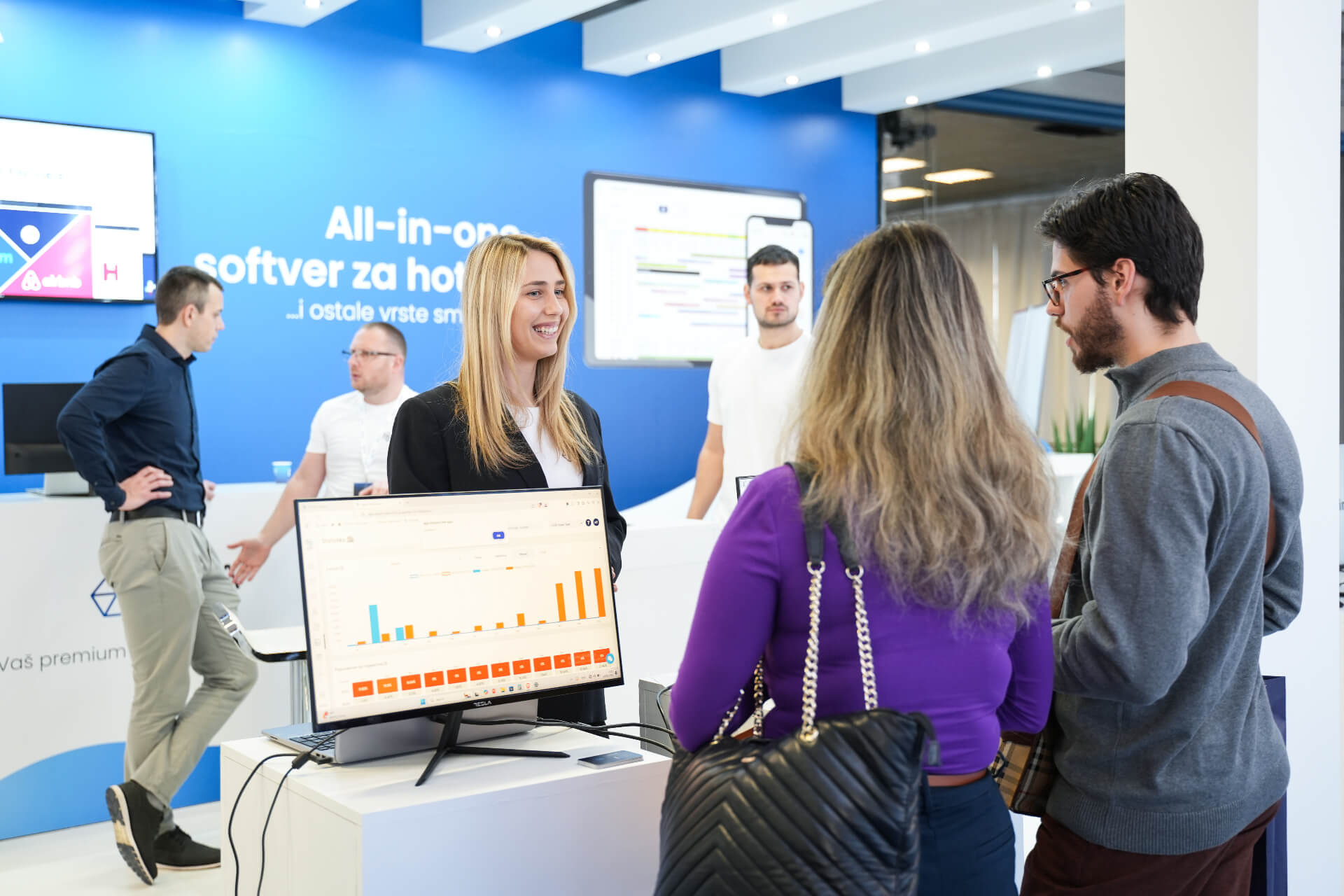 Het HotelSync-team presenteert het platform op een vakbeurs